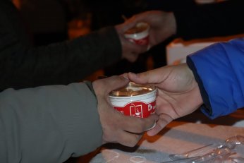 Kadir Gecesi’nde helva ikram etti