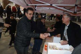 Kadir Gecesi’nde helva ikram etti