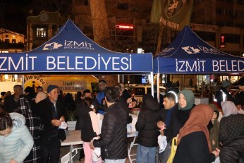 Kadir Gecesi’nde helva ikram etti