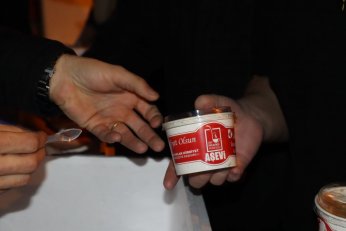 Kadir Gecesi’nde helva ikram etti