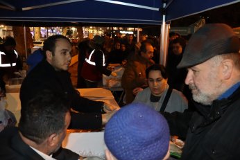 Kadir Gecesi’nde helva ikram etti