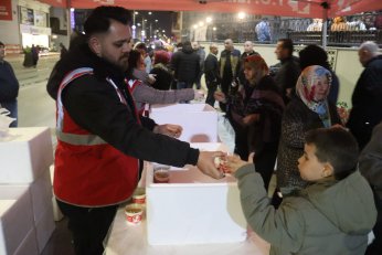 Kadir Gecesi’nde helva ikram etti