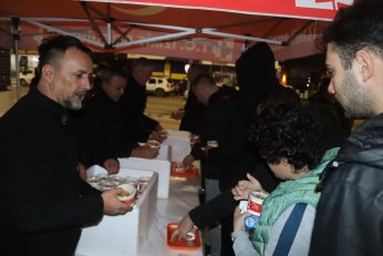 Kadir Gecesi’nde helva ikram etti
