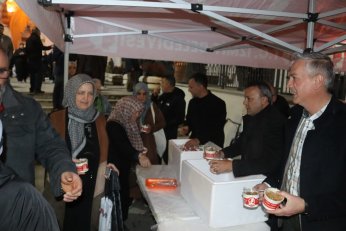 Kadir Gecesi’nde helva ikram etti