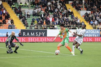 Gözler Başakşehir Maçına Çevrildi