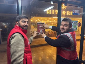 Sahada “Free İmamoğlu” Tişörtleri