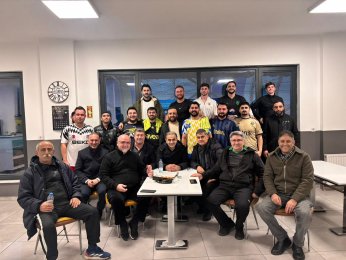 Sahada “Free İmamoğlu” Tişörtleri