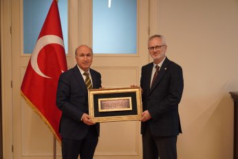 ÇOK BOYUTLU OLARAK ELE ALINDI
