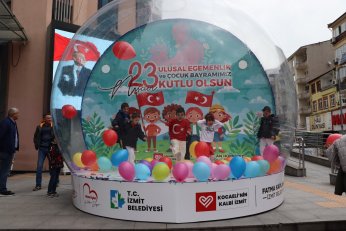 Belediye önü çocuklarla şenlendi
