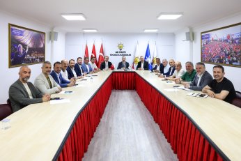 İLÇE BAŞKANLARINI TOPLADI