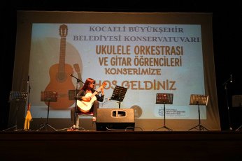 Hem çaldı hem oynadı
