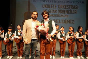 Hem çaldı hem oynadı