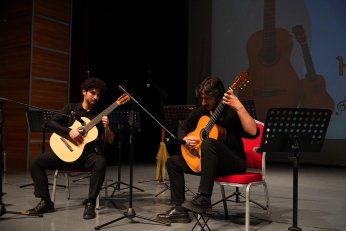 Hem çaldı hem oynadı