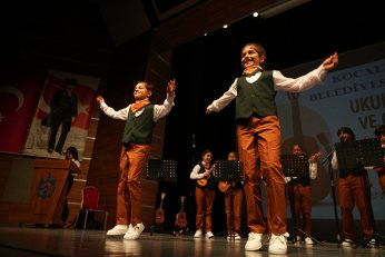 Hem çaldı hem oynadı