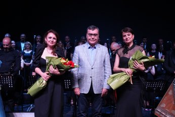 Yazı şarkılarla karşıladı