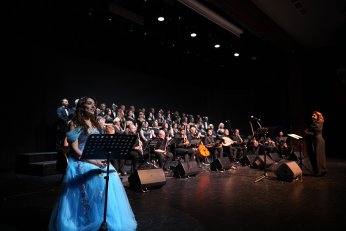 Yazı şarkılarla karşıladı