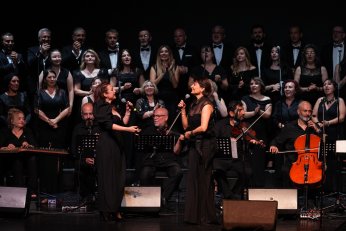 Yazı şarkılarla karşıladı