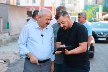 Devam Eden Asfalt Çalışmalarını Yerinde İnceledi
