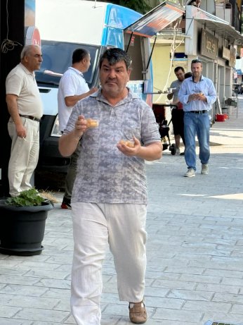 Lokma Dağıttı