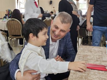 Mutluluğu Şölene Dönüştü