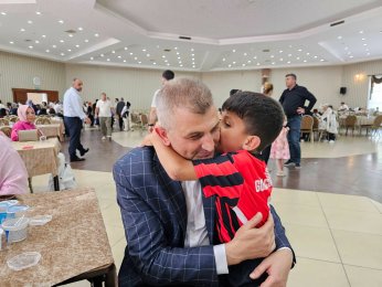 Mutluluğu Şölene Dönüştü
