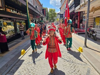 Mutluluğu Şölene Dönüştü