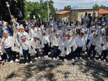 Mutluluğu Şölene Dönüştü