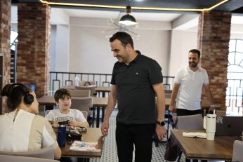Kitaphane’de Gençlerle Buluştu