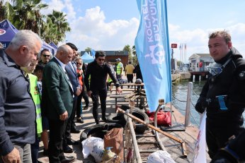Körfez’de 1 ton atık toplandı