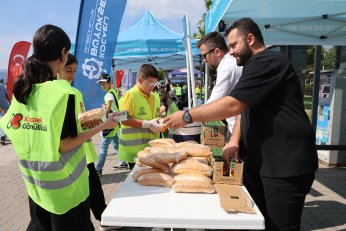 Körfez’de 1 ton atık toplandı