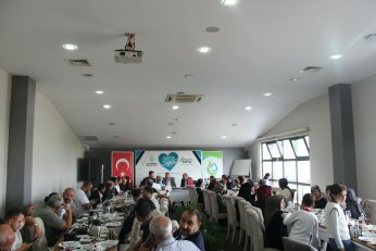 Ülküdaşlarla aynı sofrada buluştu