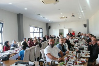 Ülküdaşlarla aynı sofrada buluştu