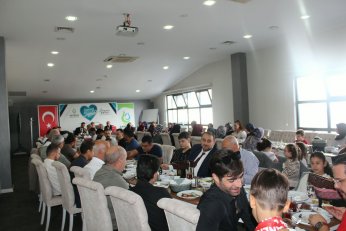 Ülküdaşlarla aynı sofrada buluştu