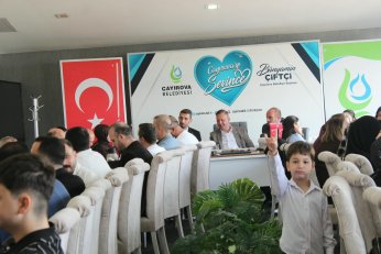 Ülküdaşlarla aynı sofrada buluştu