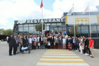 Ülküdaşlarla aynı sofrada buluştu
