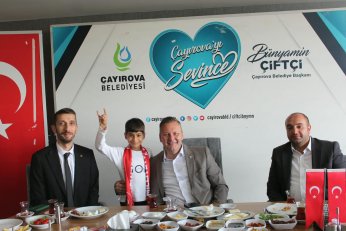 Ülküdaşlarla aynı sofrada buluştu