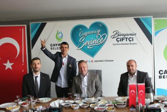 Ülküdaşlarla aynı sofrada buluştu