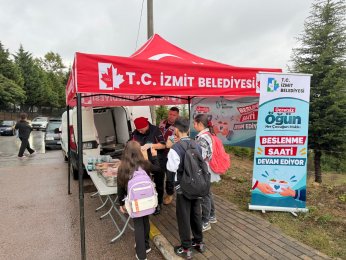 Öğrencilere pizza ve ayran ikramı