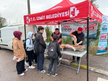 Öğrencilere pizza ve ayran ikramı