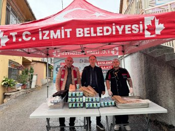Öğrencilere pizza ve ayran ikramı