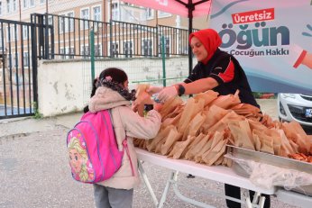 Öğrencilere pizza ve ayran ikramı