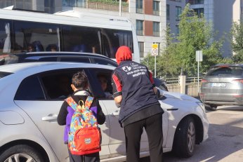 Yanında olmaya devam ediyor
