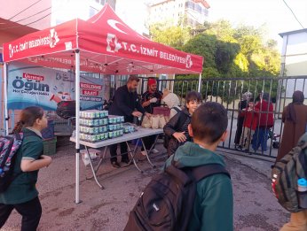 Yanında olmaya devam ediyor