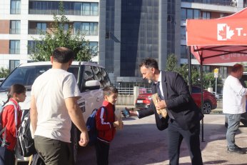 Yanında olmaya devam ediyor