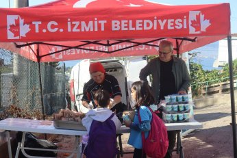 Yanında olmaya devam ediyor