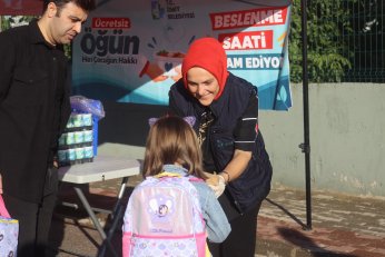 Yanında olmaya devam ediyor