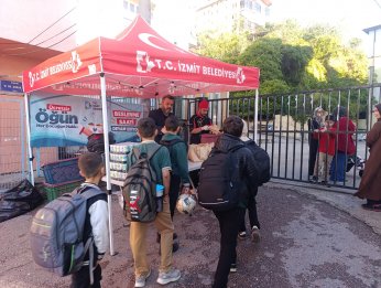 Yanında olmaya devam ediyor