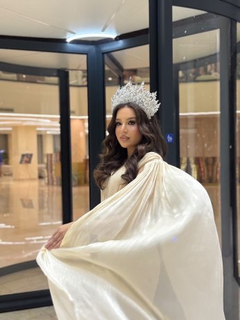 SERRA SULTAN SAYAR TACINI ARNAVUTLUK GÜZELİNE DEVRETTİ