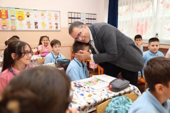 Öğrencileri Yalnız Bırakmıyor