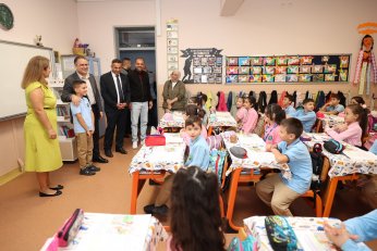 Öğrencileri Yalnız Bırakmıyor